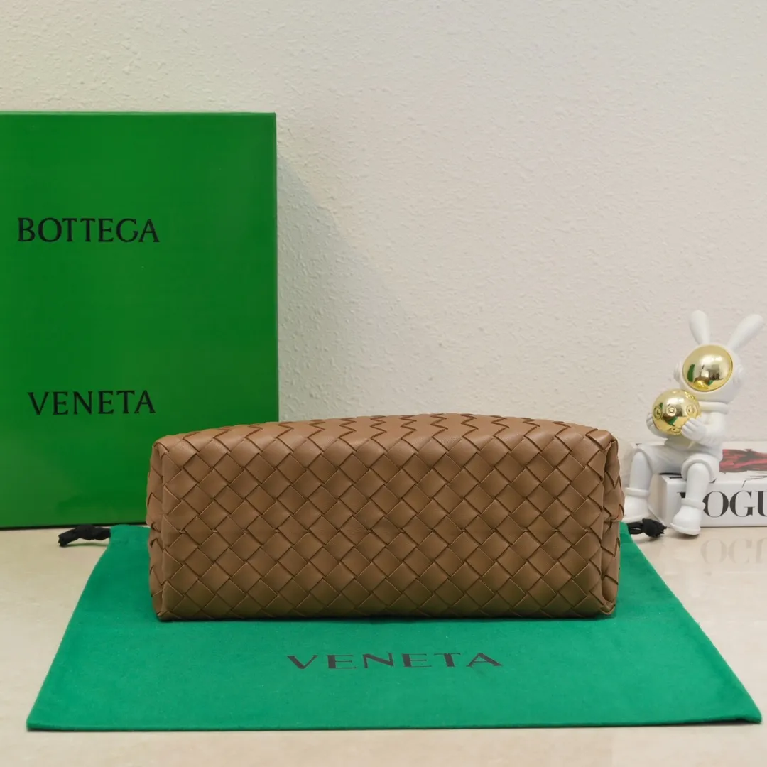 The 2023 new Andiamo batch of 2260 BV has been shipped‼ ️Really popular🔥The new Andiamo woven handbag launched by Bottega Veneta this season is really popular all over the world! ! Celebrities at home and abroad have worn it, and Oscar-winning actress Michelle Yeoh has taken it out on the street. Song Jia, Trai Yara, Yu Feihong, Sanji Ayaka, Rosie Hunting-Whiteley, Yoshioka Riho, etc. have all picked up this bag. It is classic and versatile, showing off its temperament, and the bag capacity is also large, which is very convenient for daily commuting! ! A variety of carrying methods, the shoulder straps can be adjusted by yourself, the original lambskin feels soft and delicate, and the unisex style breaks gender boundaries and brings a more practical and longer-lasting use experience. Andiamo, which has both elegant and casual styles, perfectly interprets the true appearance of "fashionable old money style". Style number: 8463 Size: 32*24*12